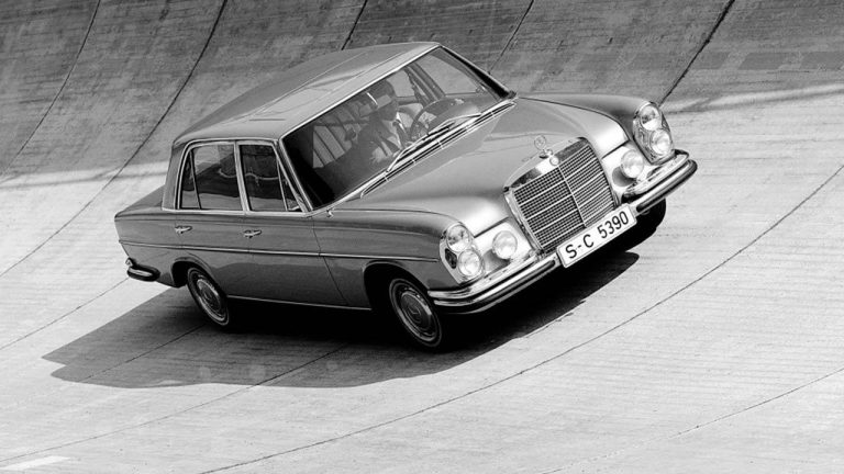 Mercedes-Benz 300 SEL 6.3 - in der Steilkurve