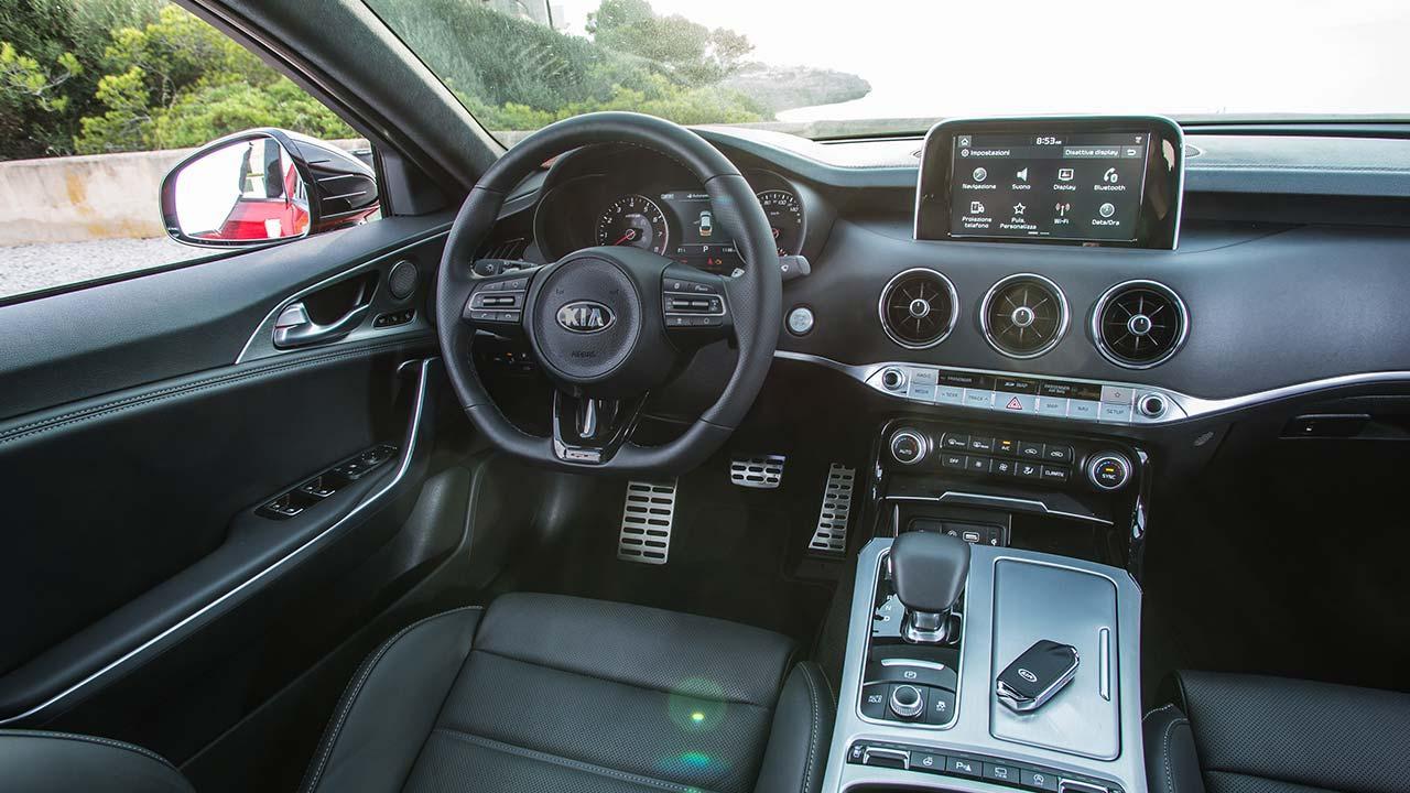 Kia Stinger - Cockpit - bei Automagazin Plus