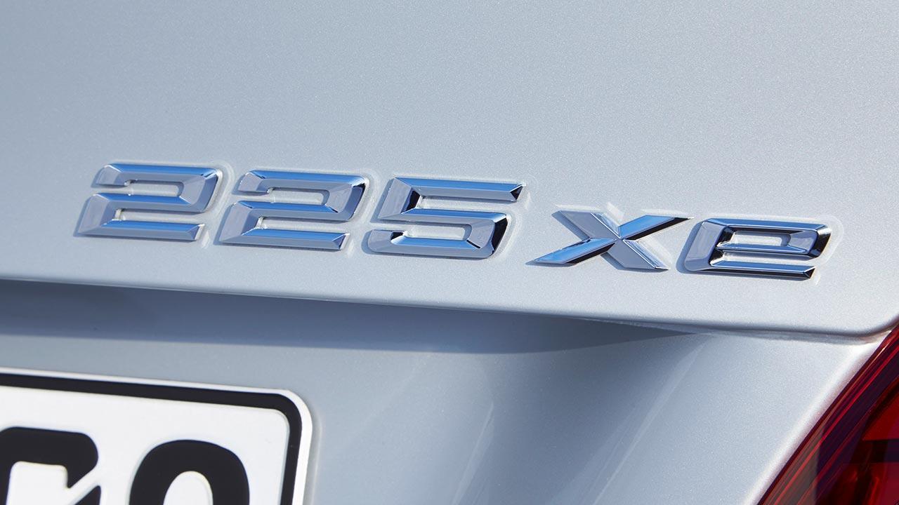 BMW 225xe iPerformance - Schriftzug - bei Automagazin Plus