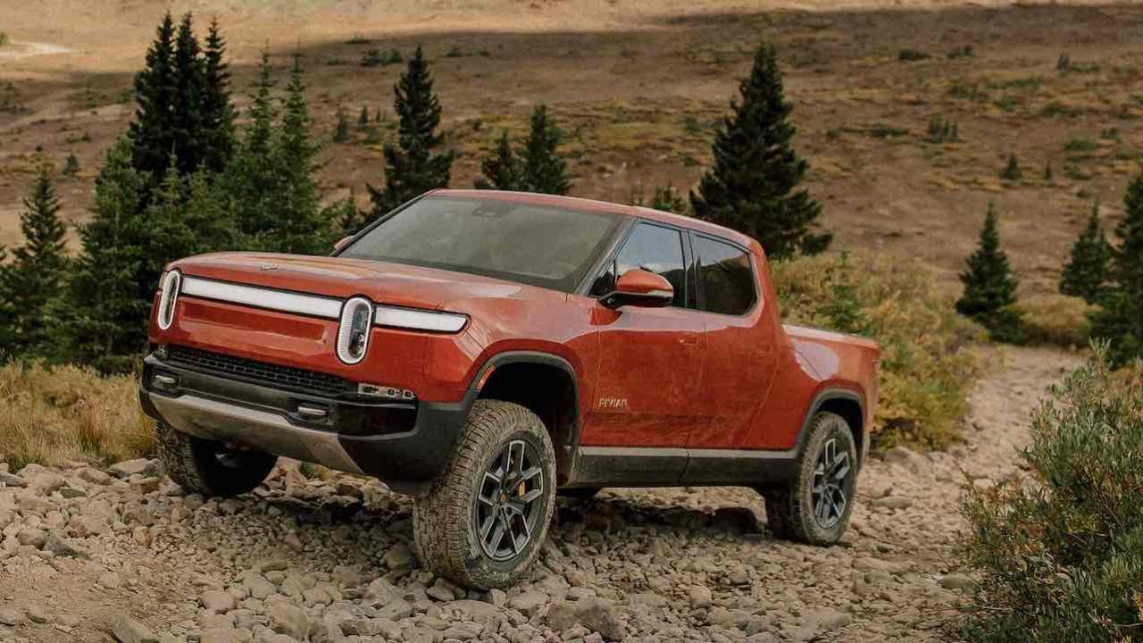 Rivian R1T - Frontansicht Offroad - bei Automagazin Plus