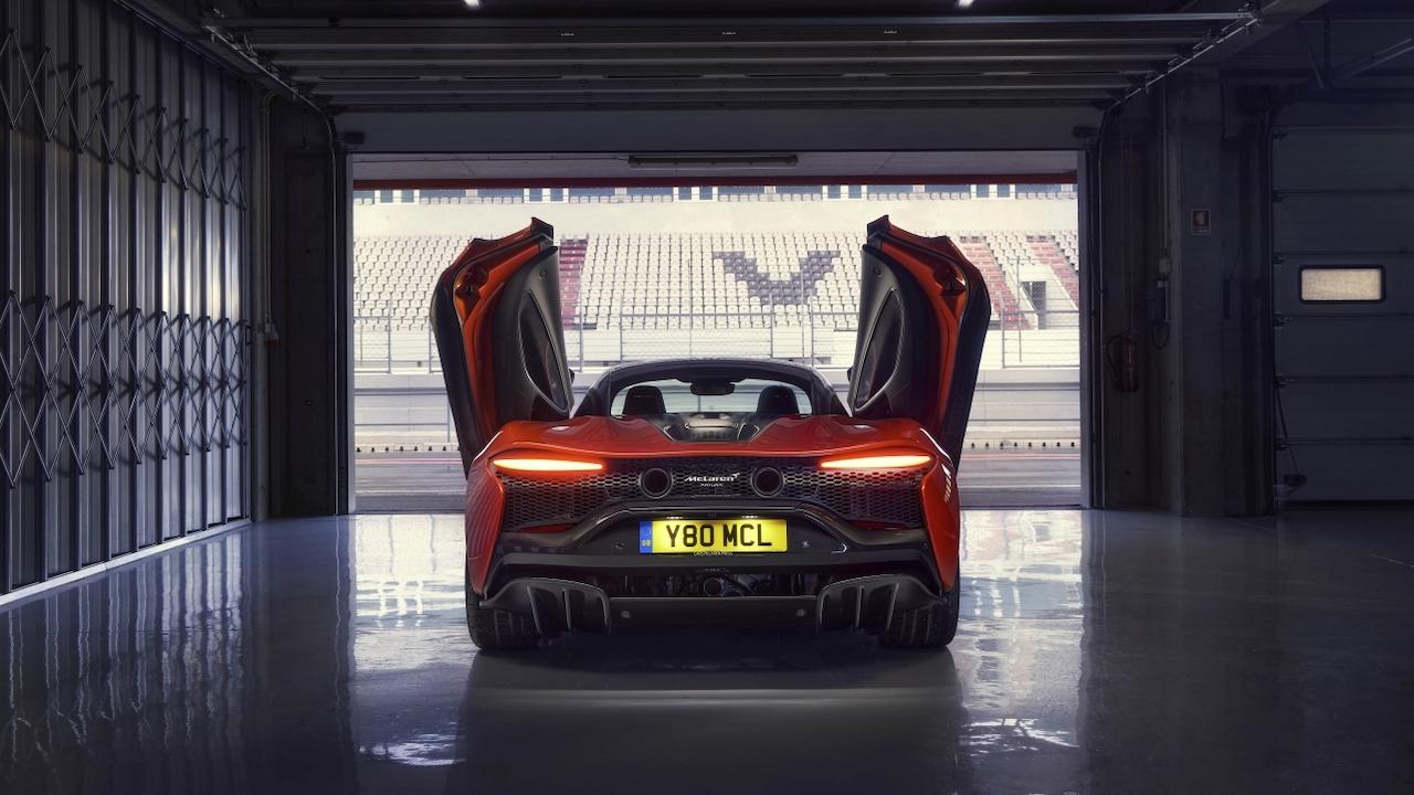 McLaren Artura - Heckansicht Türen offen - bei Automagazin Plus