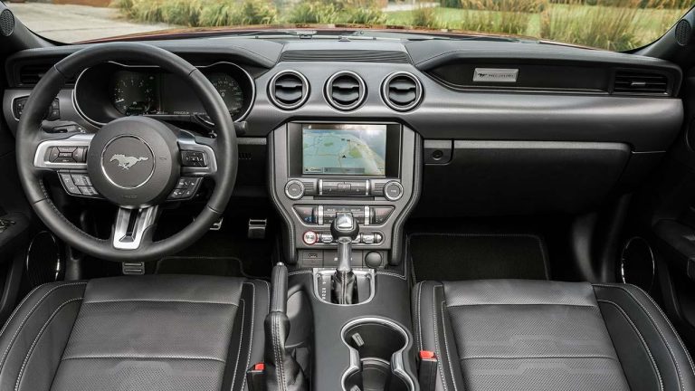 Ford Mustang - Cockpit - bei Automagazin Plus