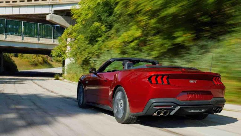 Ford Mustang GT Premium Convertible - Heckansicht auf Straße - bei Automagazin Plus