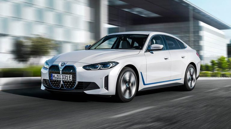 Der BMW i4 - in voller Fahrt - bei Automagazin Plus