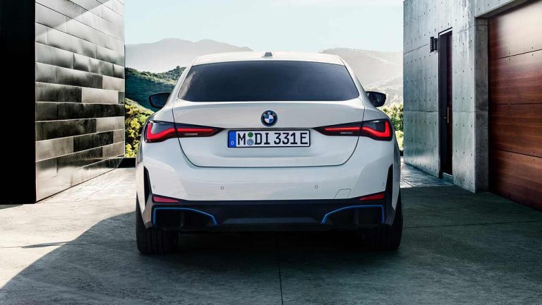 Der BMW i4 - Heckansicht - bei Automagazin Plus