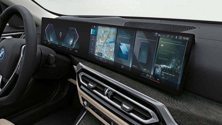 Der BMW i4 - Bildschirme am Armaturenbrett - bei Automagazin Plus