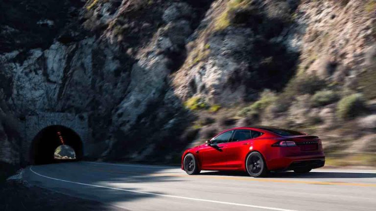 Tesla Model S Plaid - Heck- und Seitenansicht rot