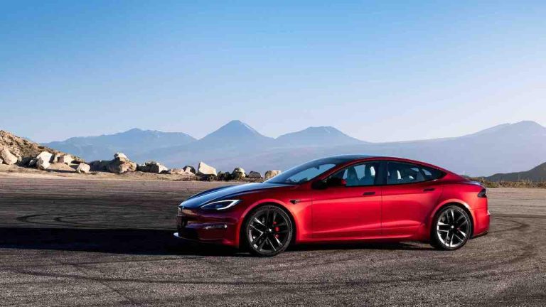 Tesla Model S Plaid - Seitenansicht rot bei Automagazin Plus