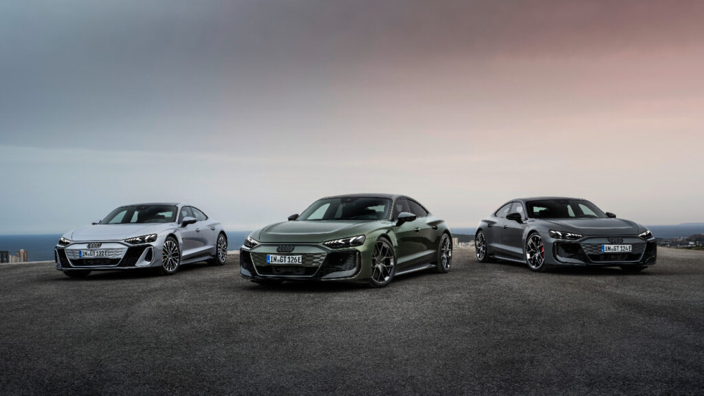 Audi RS e-tron GT - Heck- und Seitenansicht auf der Straße bei Automagazin Plus