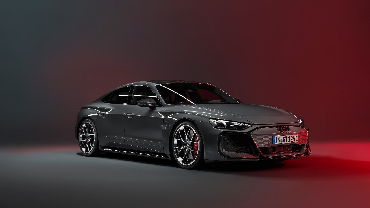 Audi RS e-tron GT - Front- und Seitenansicht - bei Automagazin Plus