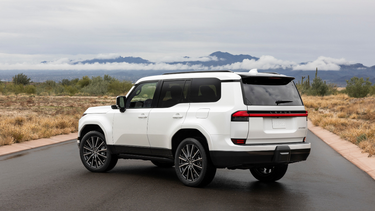 Lexus GX 550 Luxury - Heck- und Seitenansicht - bei Automagazin Plus